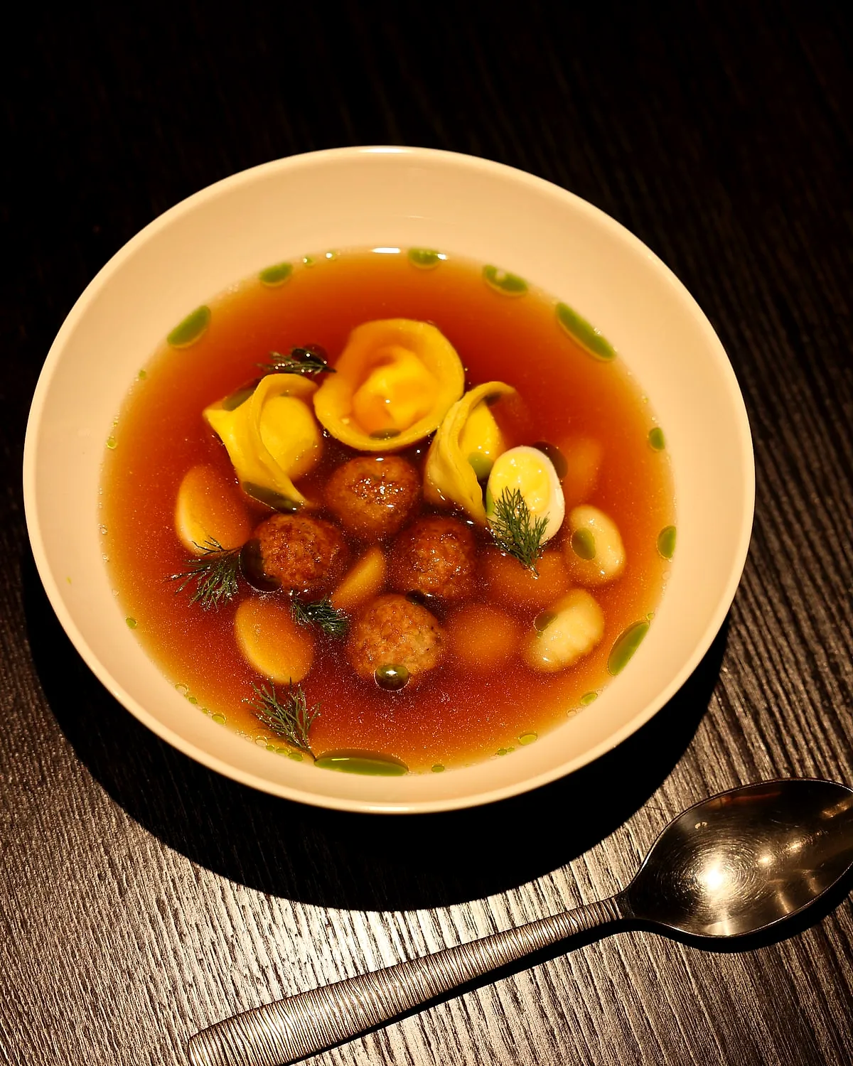 Consommé de pui cu ravioli