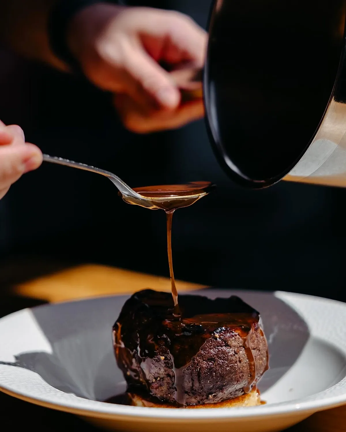 Sosul turnat cu lingura peste Filet Rossini