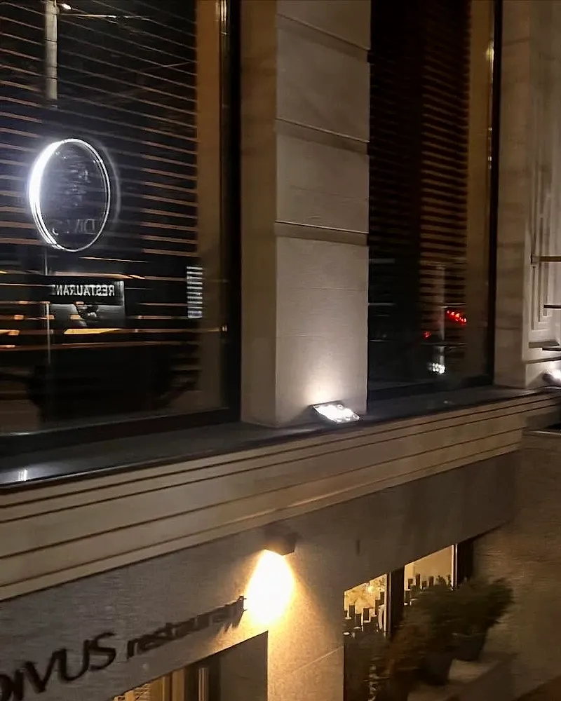Firma rotundă cu Bacchus la intrarea în restaurant, seara