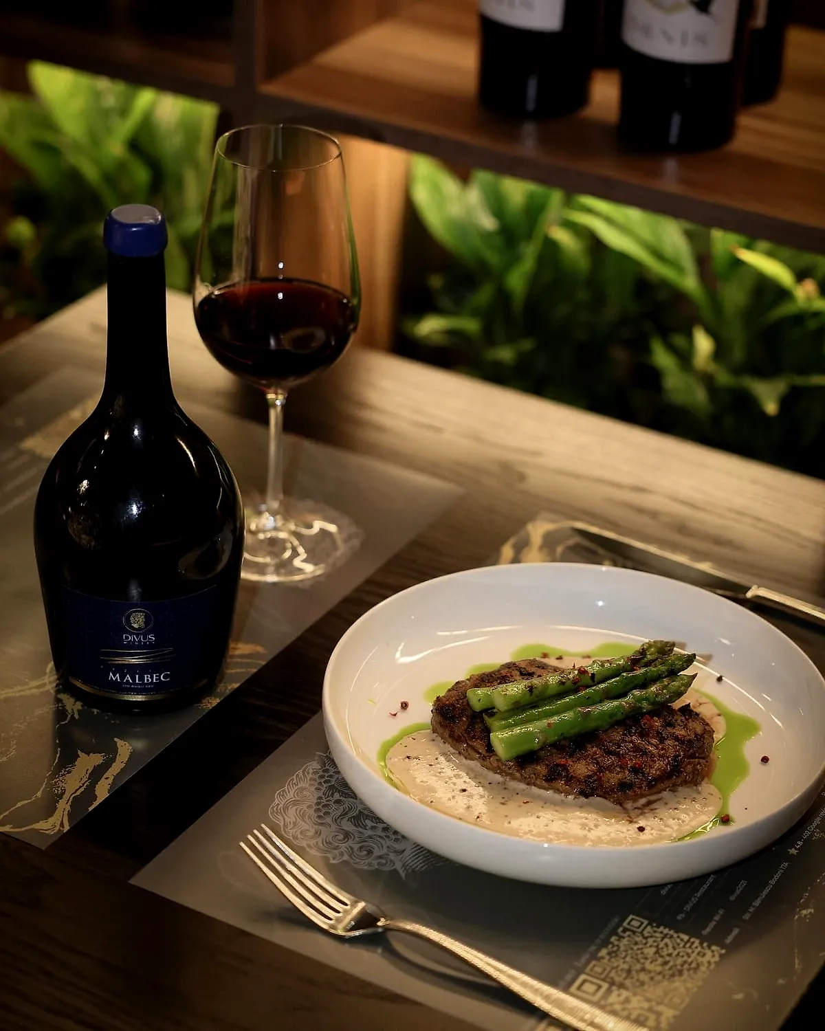 Pepper steak cu sparanghel și o sticlă de Divus Malbec