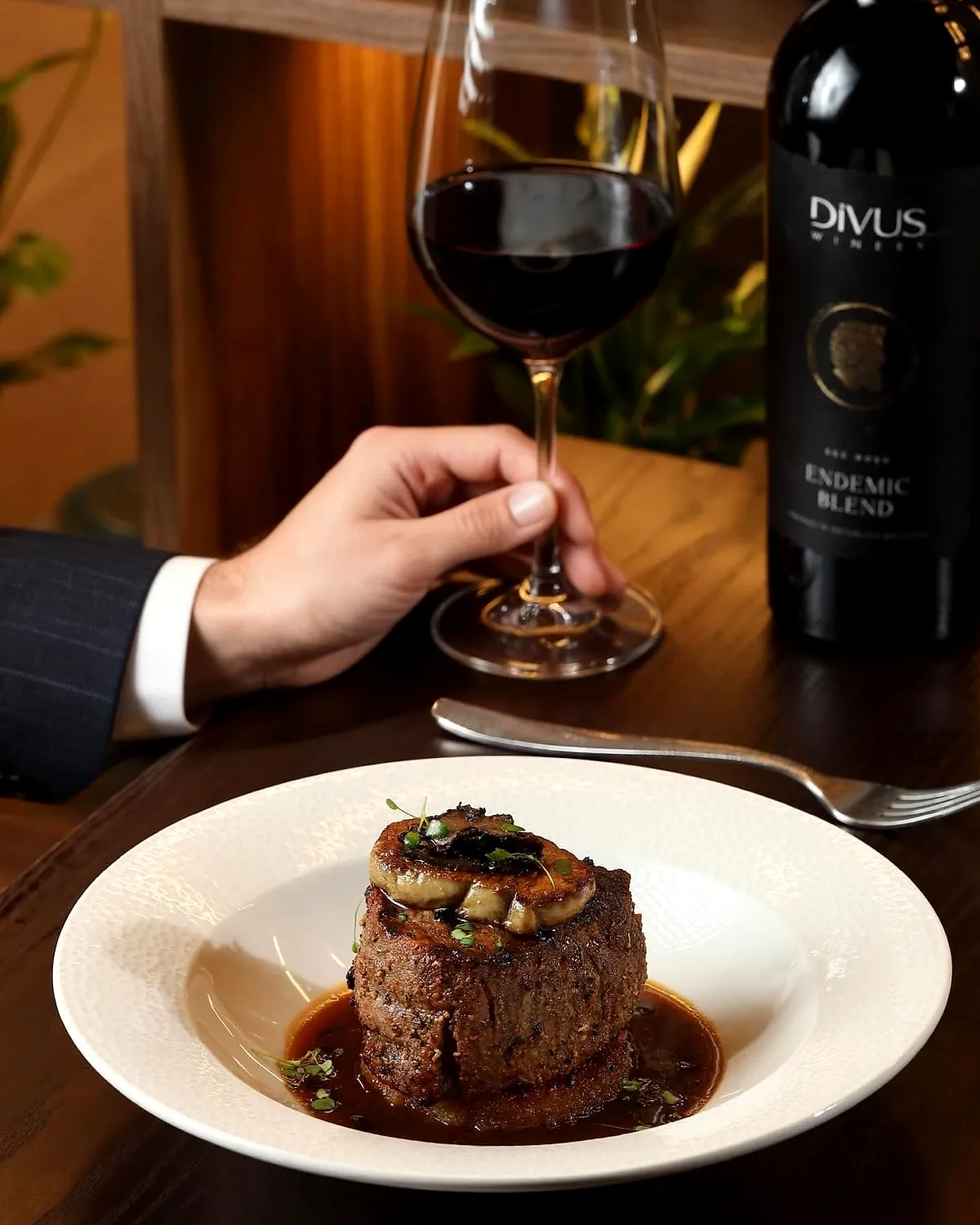Filet Rossini servit cu un pahar de vin roșu Divus