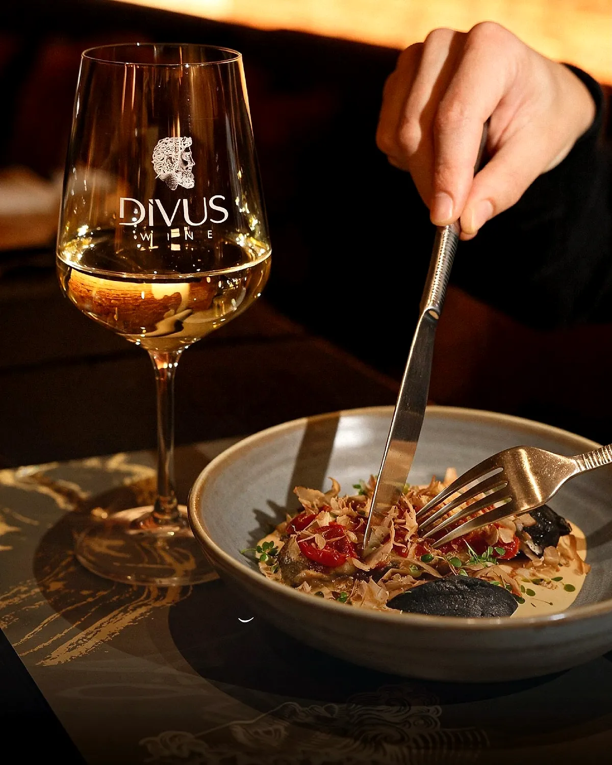 Vânătă miso la cuptor, servită cu un pahar de vin alb